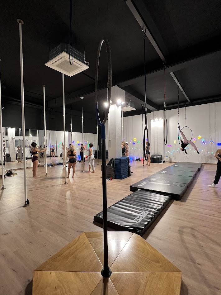 La sala è uno spazio unico dove poter svolgere le discipline La sala dispone di una zona per il cerchio aereo