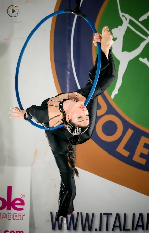 figura di cerchio aereo: esecuzione cristina avella cristina avella insegnante di pole dance e cerchio aereo di rimini pole studio esegue un esercizio al cerchio aereo