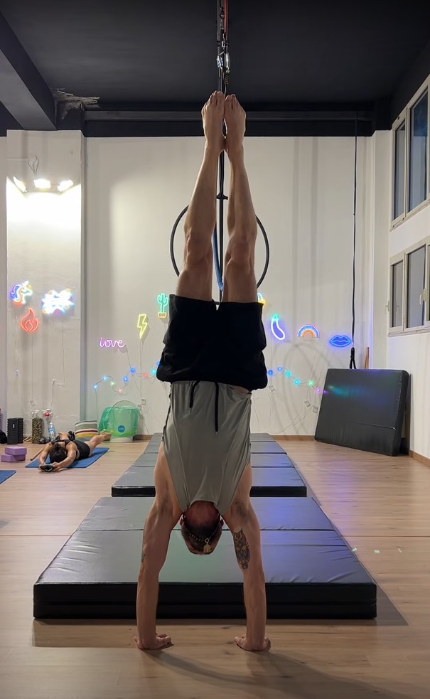 verticale di davide tamburini Davide Tamburini insegnante di verticalistmo di rimini pole studio esegue una verticale